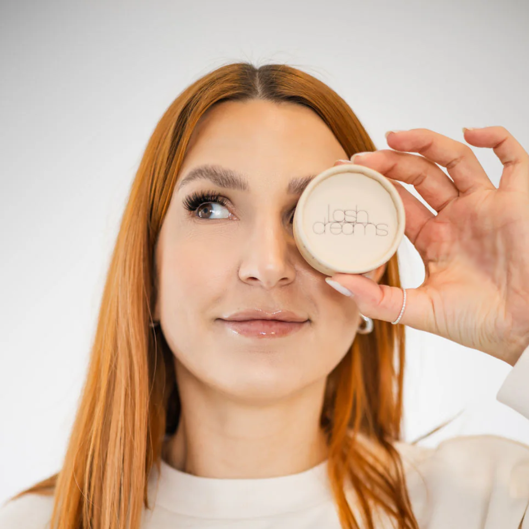 DIY Lashes "eyecatcher" - Gründerin von Lashdreams mit Lash Box vor dem Auge
