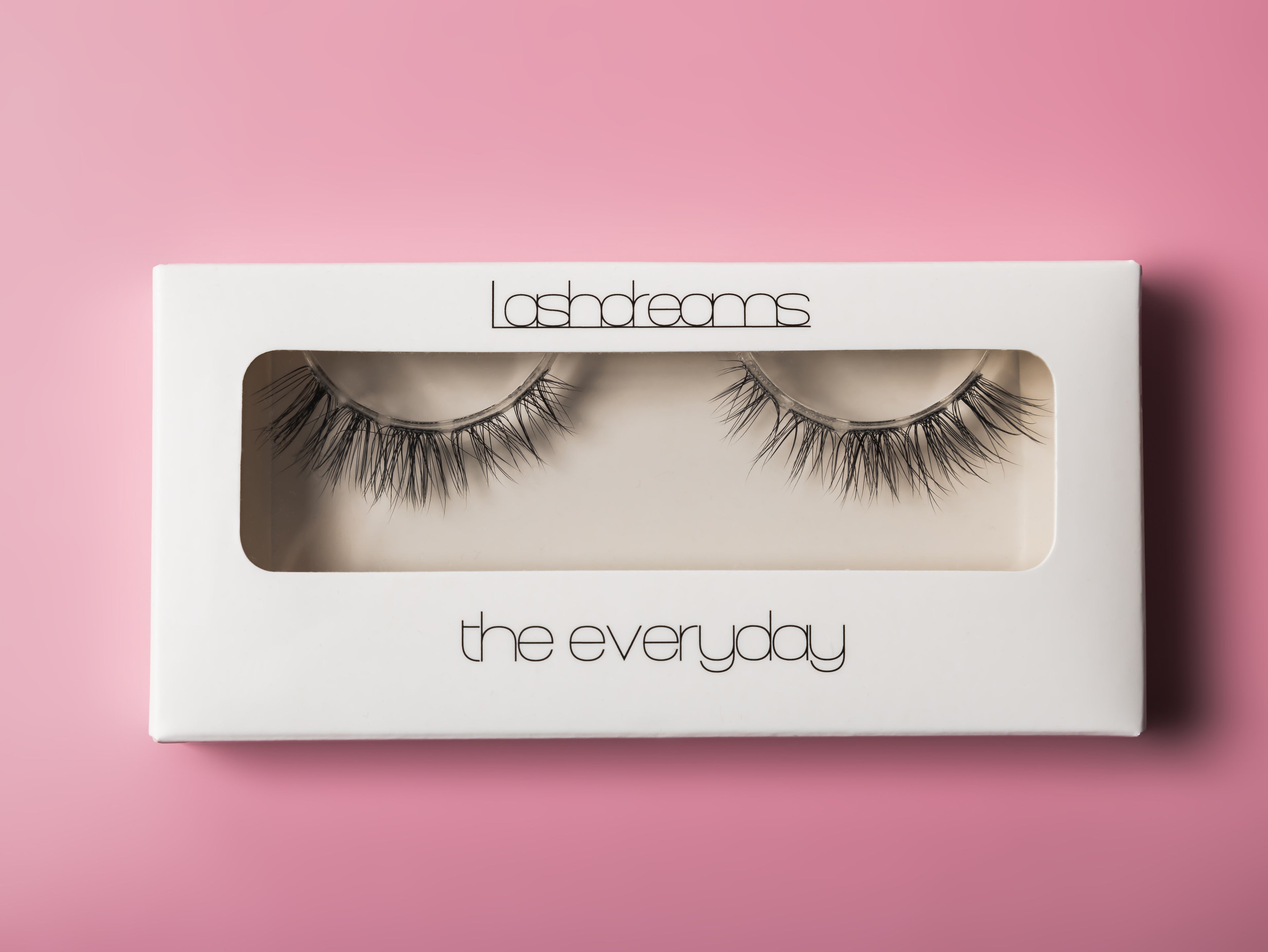 kleine Schachtel mit einem künstlichen dyi wimpern Paar der Marke lashdreams, Modell the everyday