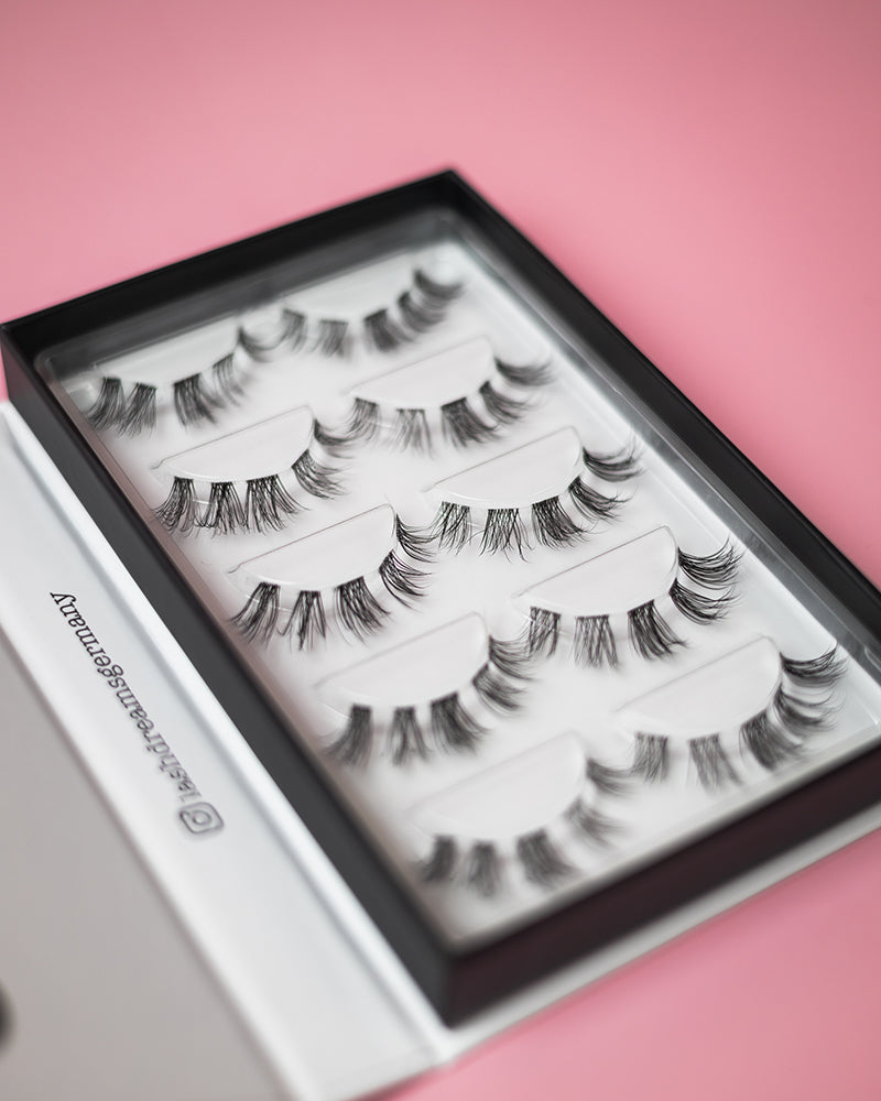 große offene schachtel mit fünf künstlichen dyi wimpern Paaren der Marke lashdreams, Modell the everyday