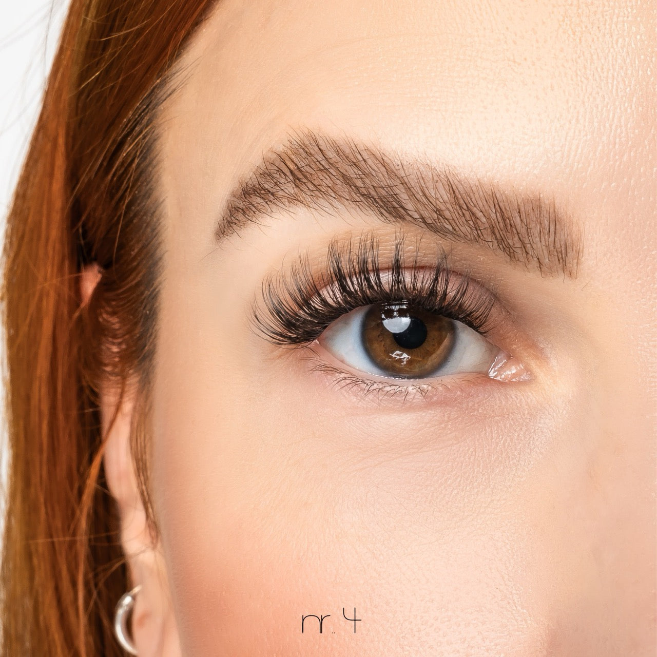 DIY Wimpernextensions am Auge im Doll Eye Look. Hier die Nr. 4 aus der Mix Box mit C-Curl und whispy, voluminösen Look.