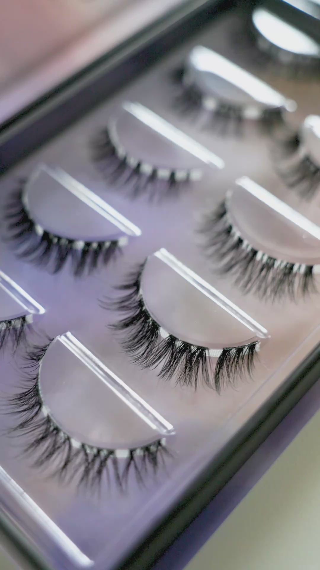 Load video: Nahaufnahme der DIY Wimpernextensions im Style &quot;doll eye mix&quot; in der geöffneten Big Box.